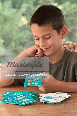 Junge spielen Mathe-Spiel