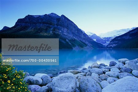 Lake Louise, au crépuscule, Parc National Banff, Alberta, Canada