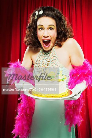 Femme tenant le gâteau d'anniversaire