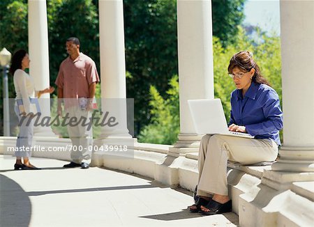 Ältere Studenten auf dem Campus