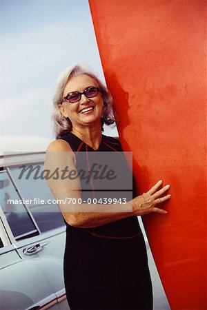 Portrait de femme avec planche de surf