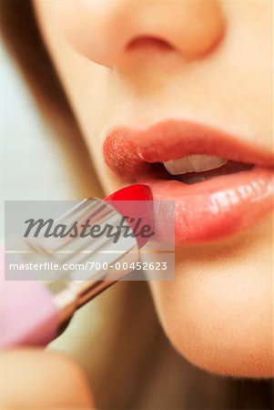 Frau anwenden Lippenstift