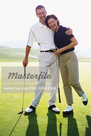 Porträt eines Paares auf Golfplatz