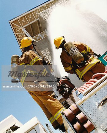 Pompiers d'éteindre les incendies
