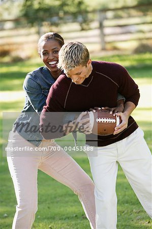 Couple jouant au Football