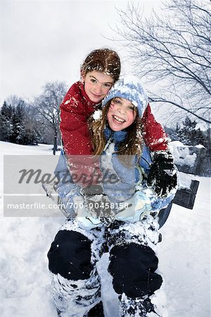 Deux jeunes filles, jouant dans la neige