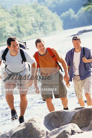 Hommes de randonnée le long de la berge