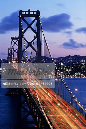 Oakland Bay Bridge bei Sonnenuntergang, San Francisco, Kalifornien, USA