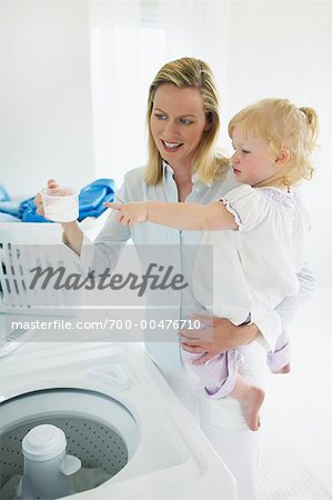 Mère et fille, faire la lessive