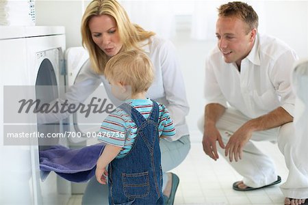 Mutter, Vater und Sohn, die Wäsche