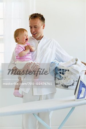 Vater Holding Tochter und Wäschekorb