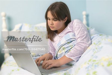 Jeune fille à l'aide d'ordinateur portable