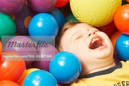 Garçon jouant au Ball Pit