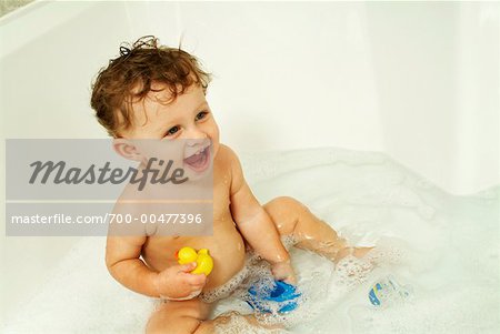 Enfant dans la baignoire