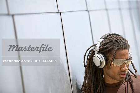 Homme à l'écoute au casque