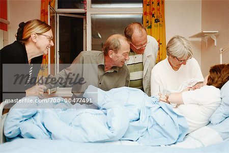 Famille visiter la nouvelle maman et bébé à l'hôpital