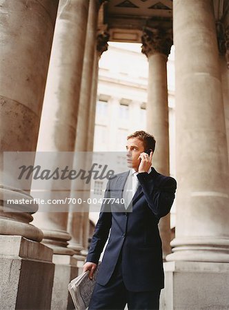 Homme à l'aide de téléphone portable