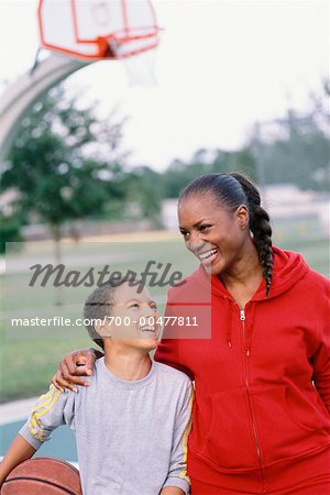 Mutter und Sohn, die Basketball spielen