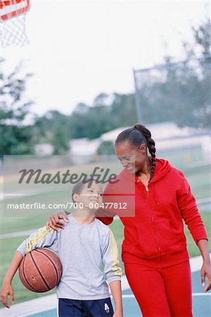 Mutter und Sohn, die Basketball spielen