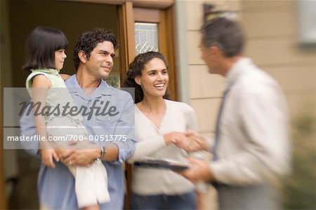 Agence immobilière et la famille avec la nouvelle maison