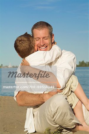 Vater und Sohn umarmt
