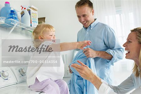 Famille faisant la lessive