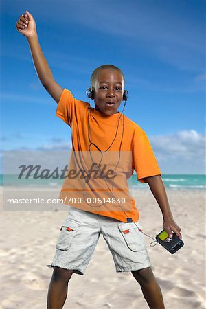 Garçon sur la plage, écouter de la musique