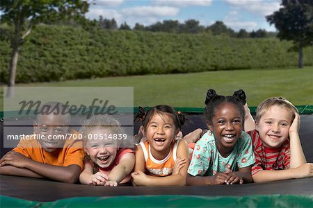 Porträt der Kinder auf Trampolin liegend