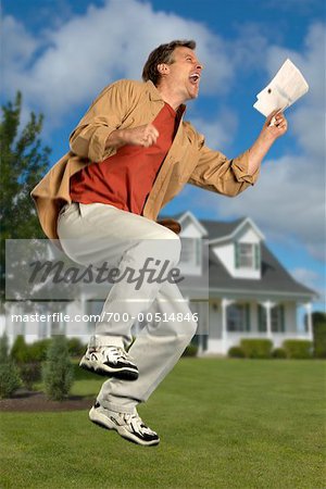 Mann springen vor Haus