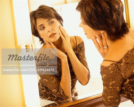 Femme regardant dans le miroir