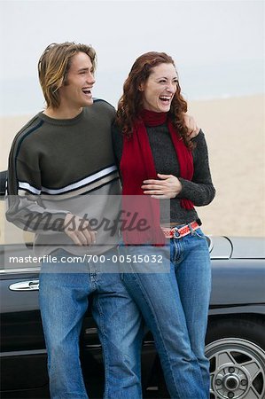 Paar stützte sich auf Auto am Strand