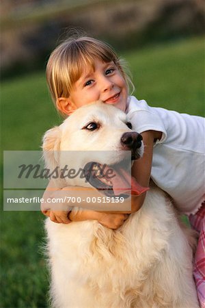 Jeune fille embrassant chien