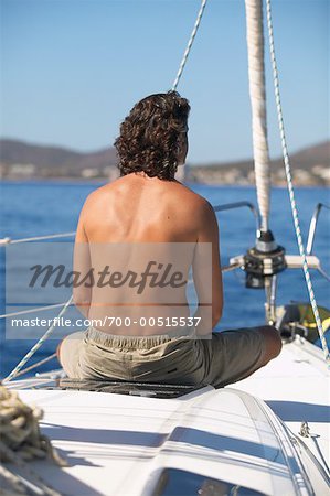 Homme assis sur un bateau
