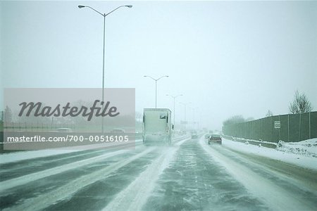 Verkehr am Highway 417 im Winter, Ottawa, Ontario, Kanada