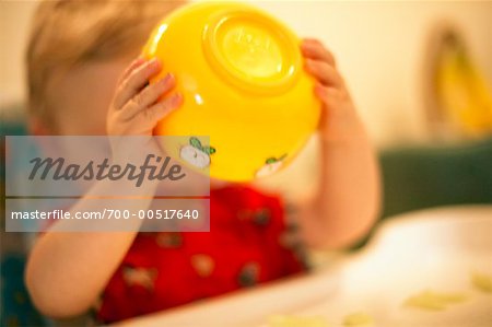 Enfant avec bol en plastique