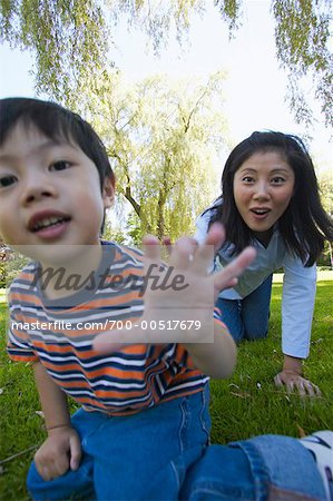 Mère et fils au parc