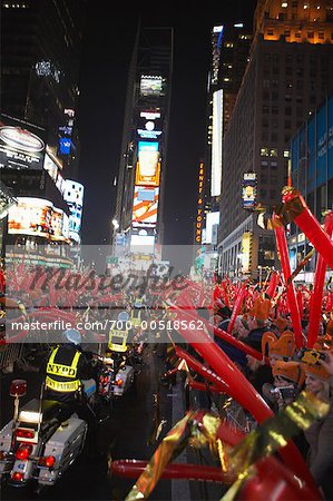 Polizeiliche Überwachung Menge an Silvester in Times Square, New York, New York, USA