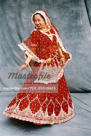 Mariée hindoue en tenue de cérémonie