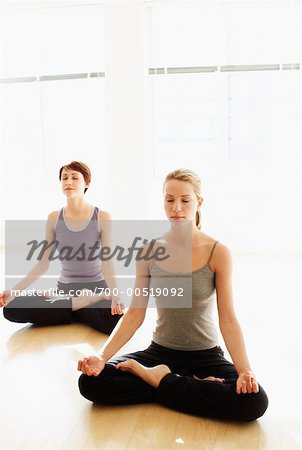 Deux femmes faisant du Yoga