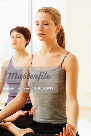 Zwei Frauen tun Yoga
