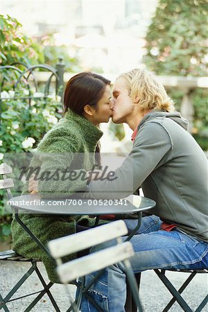 Jeune Couple s'embrassant, Bryant Park, New York City, New York, États-Unis