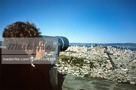 Femme regardant vue de San Francisco, Californie, USA