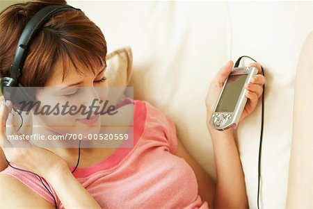 Femme à l'écoute de MP3 Player