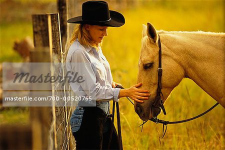 Femme avec cheval