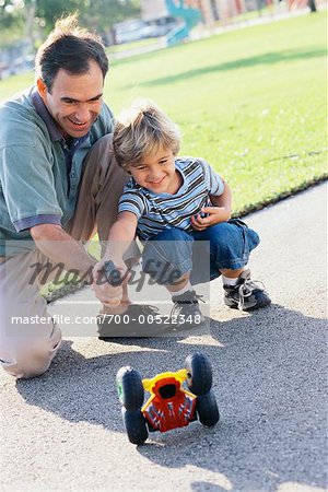 Père et fils, jouant avec une voiture contrôlée à distance