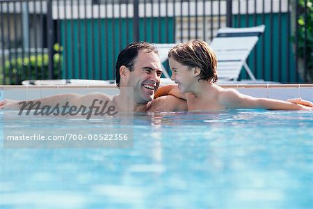 Vater und Sohn im Schwimmbad