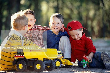 Gruppe von Jungs spielen