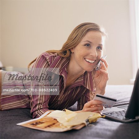 Femme avec carte de crédit, téléphone cellulaire et ordinateur portable