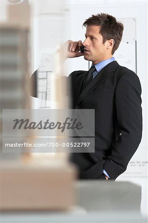 Homme d'affaires à l'aide de téléphones cellulaires