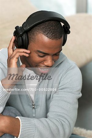 Homme à l'écoute de musique